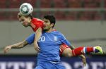 Voldelig. Panagiotis Kone (forrest) spillede sin 10. og foreløbigt sidste landskamp lørdag aften. 