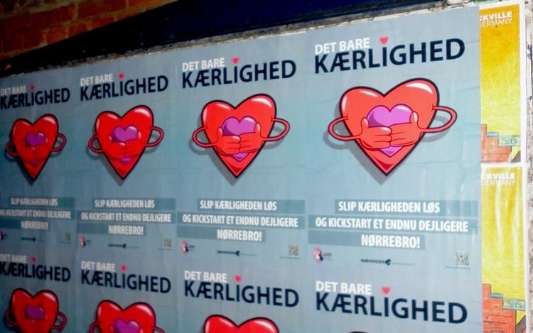 Kærligt. Send et smil i bybilledet og se, om det ikke spreder sig. 