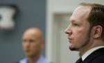 Brud. Anders Behring Breivik isolerede sig mere og mere fra sine venner i tiden inden han begik massedrab i Norge. Det fortæller hand tidligere venner i retten i Oslo. 