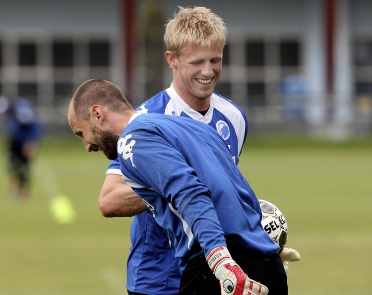 Træning. Kasper Schmeichel har siden den engelske sæson stoppede holdt formen ved lige i FC København, som i Johan Wiland også har en målmand, der skal til EM. 