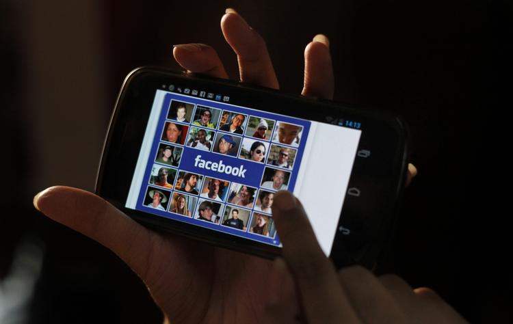 FESTBILLEDER. Der bliver lagt flere og flere billeder på Facebook - og det kommer også til at gælde ved de kommende julefrokoster. (Arkivfoto) 