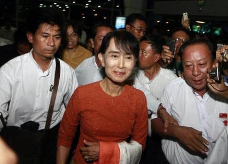 Farvel. Aung San Suu Kyi blev badet i blitzlys, da hun ankom til Yangon-lufthavnen i dag. 