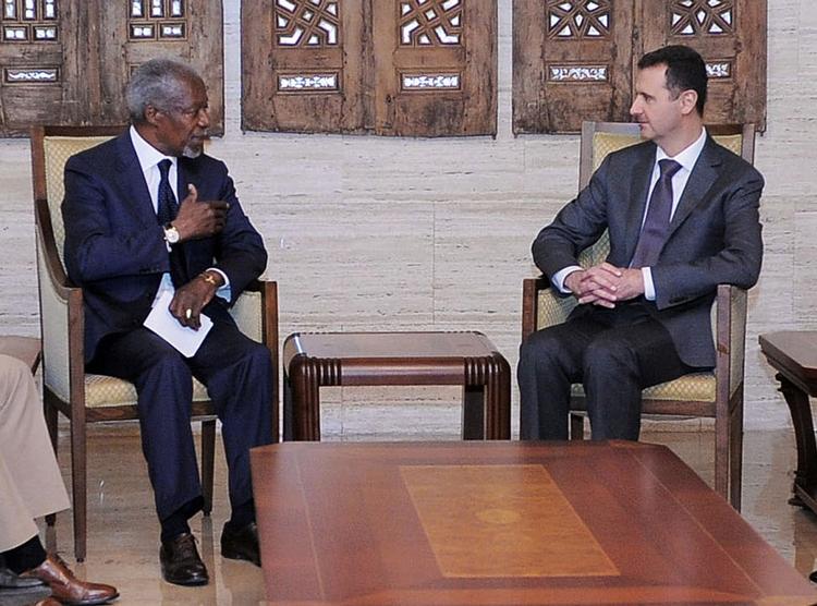 Den internationale fredsmægler Kofi Annan (t.v.) mødtes med Syriens præsident Bashar Assad for at udtrykke verdenssamfundets bekymring, efter at over 100 blev dræbt i en massakre fredag i den syriske by Houla. 