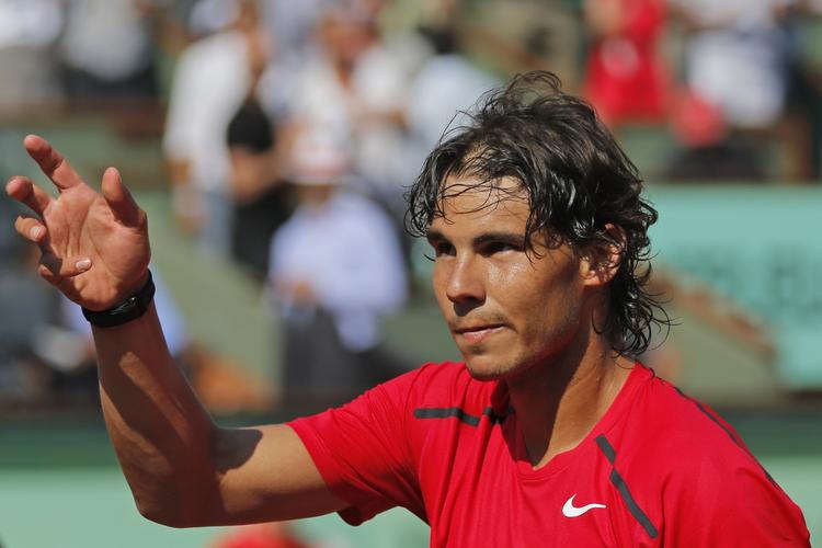 Nemt. spanske Rafael Nadal hilser på publikum efter dagens sejr i Paris. 