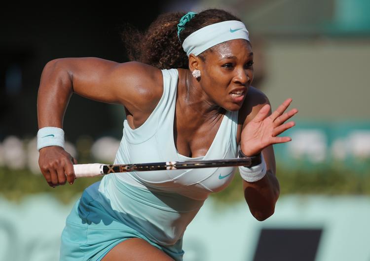 Ude. Serena Williams er aldrig blevet sendt ud i første runde i en Grand Slam-turnering - indtil i går. 