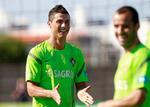 Underdog. Her ses Cristiano Ronaldo sammen med klubkammeraten Ruben Micael ved træningen i går. 