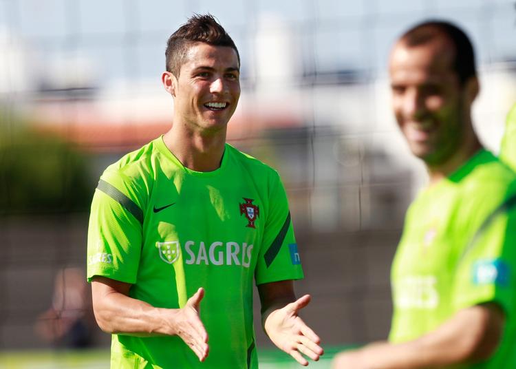 Underdog. Her ses Cristiano Ronaldo sammen med klubkammeraten Ruben Micael ved træningen i går. 