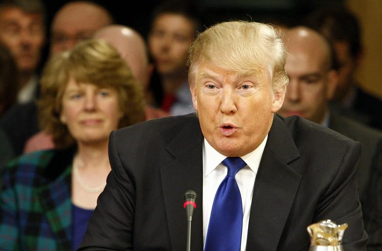 Skeptiker. Forretningsmanden Donald Trump gentog i nat en påstand om, at Obama i virkeligheden er født i Kenya. Det skete kort før han mødtes med Mitt Romney. 