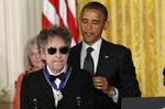 Medalje. Barack Obama overrækker hæderen til den aldrende, solbrilleklædte rocklegende. 
