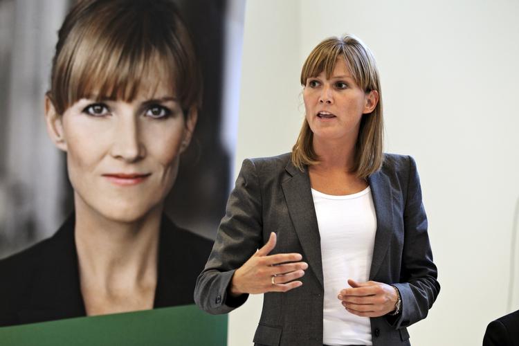 forskelsbehandling. Konservative kritiserer, at regeringen kun vil straffe ægtepar, som tjener for meget, mens forældre, der ikke er gift,  kan slippe for at få skåret i børnechecken. 