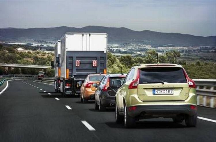 motorvejskonvoj. Et vejtog på en offentlig motorvej blandt almindelige bilister uden for Barcelona. 
