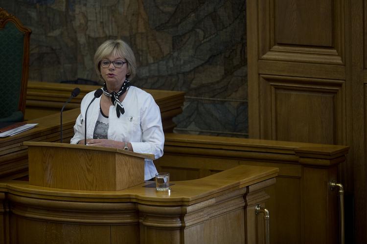 Vred. DF-leder Pia Kjærsgaard og Venstres formand Lars Løkke Rasmussen langer hårdt ud efter regeringens alderskdiskrimination i skattereformen. 