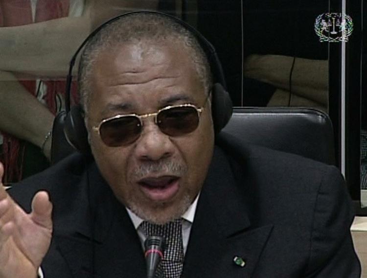 Charles Taylor, Liberias krigsforbrydersigtede ekspræsident i vidneskranken ved en særlig krigsforbrydertribunal i Haag. 