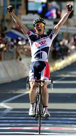 etaperytter. Lars Bak jubler over sejr i årets Giro d'Italia. Danskeren er ved at køre sig i form til også at gøre sig gældende i Tour de France. 