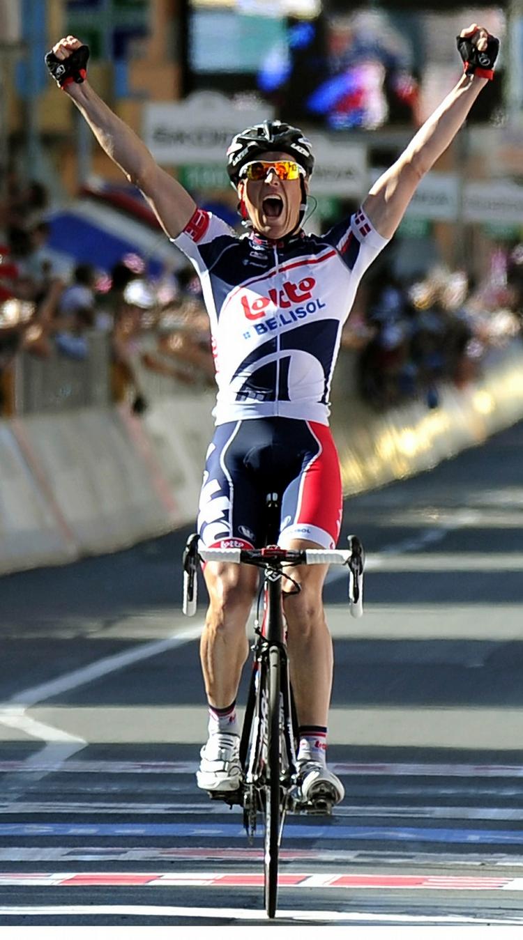 etaperytter. Lars Bak jubler over sejr i årets Giro d'Italia. Danskeren er ved at køre sig i form til også at gøre sig gældende i Tour de France. 
