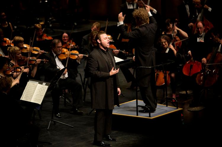 Stemme.  Ingen anden tenor har i øjeblikket  Joseph Callejas kombination af varme, styrke  og nuancer. 