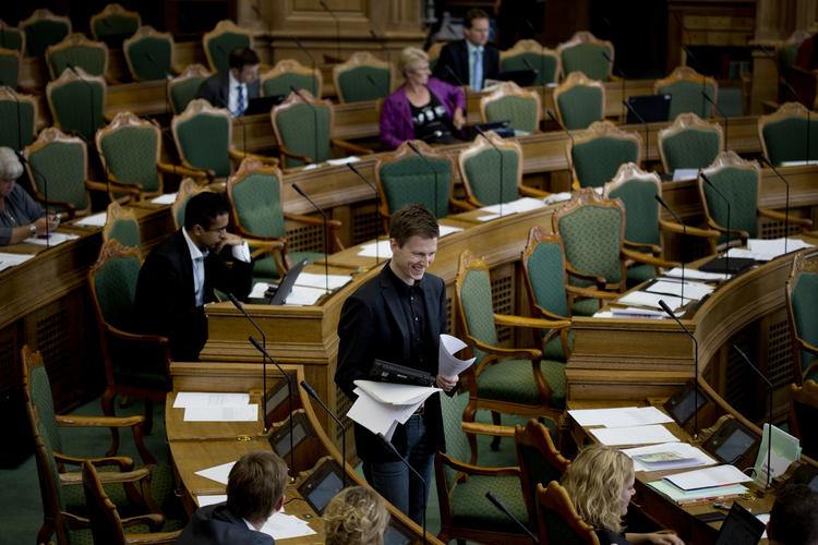 Surt? SF's politiske ordfører får sig en snak i folketingssalen om rugbrød og surdej. 