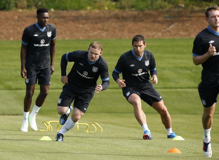 Skadet. Med 90 landskampe på kontoen er Lampard (t.h.) kun overgået af backen Ashley Cole (93) og Steven Gerrard (91). 