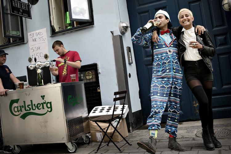Festteamet. Hvidvin i hånden og flere øl i tasken. Indre By er bare opvarmning for Kir Kir (venstre) og Sahar Jamili (højre). 