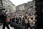 Gadefest. Den københavnske gadefest Distortion blev skudt i gang kl. 16. Gaderne er allerede fyldte. 