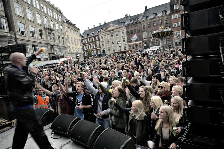 Gadefest. Den københavnske gadefest Distortion blev skudt i gang kl. 16. Gaderne er allerede fyldte. 