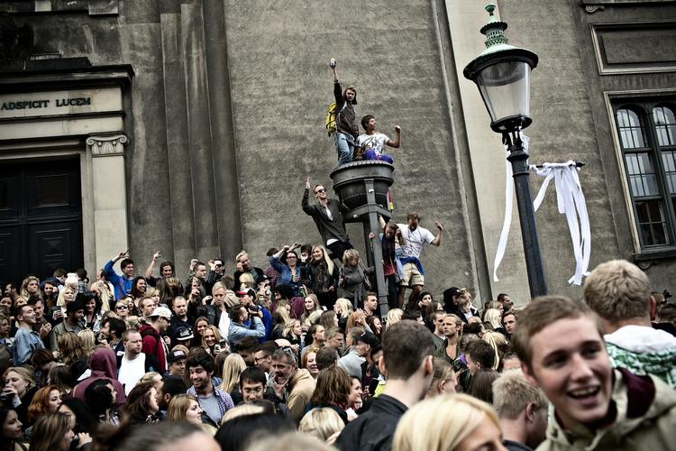 Distortion. Indre By er omgærdet af bas og fulde unge mennesker i aften. Distortion Festival er i gang. 