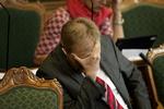 krævende. Dansk Folkepartis Peter Skaarup samler kræfter. Helle Thorning-Schmidt indledte folketingets afslutningsdebat kl. 9 i går morges, og med indlagte pauser forsatte politikerne til et godt stykke over midnat. 