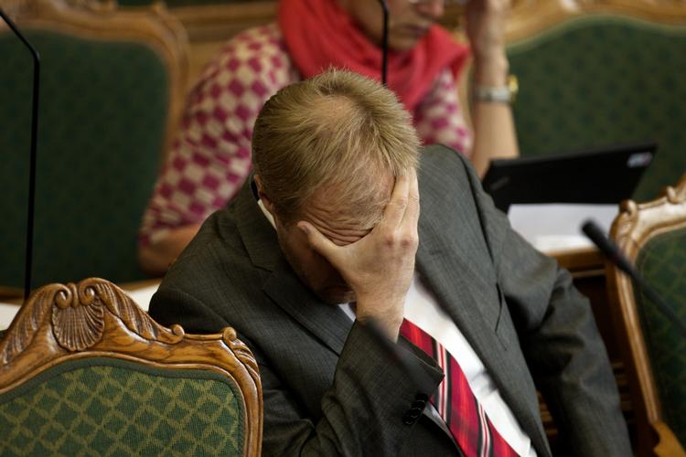 krævende. Dansk Folkepartis Peter Skaarup samler kræfter. Helle Thorning-Schmidt indledte folketingets afslutningsdebat kl. 9 i går morges, og med indlagte pauser forsatte politikerne til et godt stykke over midnat. 