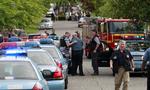 afspærret. Naboer ser til i baggrunden, mens politiet afspærrer det område, hvor den 40-årige mand har skudt sig selv, efter at have dræbt fire andre. 