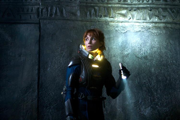 Derude? I 2089 finder arkæologen dr. Shaw (Noomi Rapace) et hulemaleri, der får hende til at tro på, at vores forfædre eller endda skabere kommer fra rummet.
