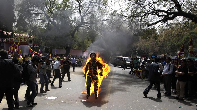 fakkel. Denne unge tibetaner omdannende sig selv til en levende fakkel i den indiske by New Delhi i marts i protest mod et kinesisk statsbesøg i Indien. 