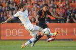 Godkendt. Ibrahim Afellay (t.h.) var banens bedste mod Slovakiet, men kan ikke være sikker på at spille til EM: Der skal jo også være plads til  Sneijder, van der Vaart, Robben, Kuyt og co. 