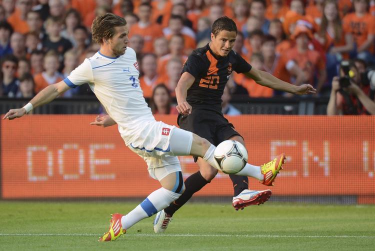 Godkendt. Ibrahim Afellay (t.h.) var banens bedste mod Slovakiet, men kan ikke være sikker på at spille til EM: Der skal jo også være plads til  Sneijder, van der Vaart, Robben, Kuyt og co. 