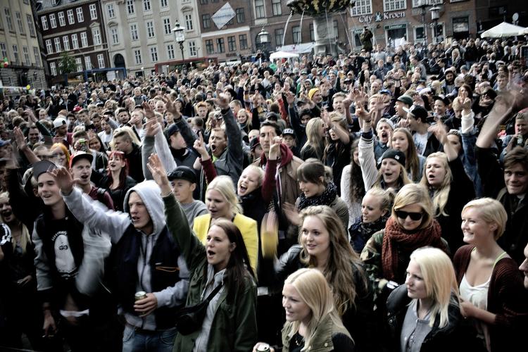 Gadefest. På trods af et massivt fremmøde af festivalgæster så kan Distortion for første gang i deres levetid melde om rene gader fra klokken 8 i morges 