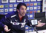 forvirret. Gianluigi Buffon var på pressemødet under den italienske landsholdstræning ikke specielt tilfreds med, at pressen kendte til en afhøring i forbindelse med sagen om aftalt spil i italiensk fodbold. 