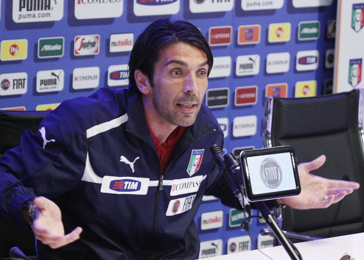 forvirret. Gianluigi Buffon var på pressemødet under den italienske landsholdstræning ikke specielt tilfreds med, at pressen kendte til en afhøring i forbindelse med sagen om aftalt spil i italiensk fodbold. 