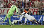 Duel? Målmændene Manuel Neuer og Petc Cech mødes måske til en ny omgang straffespark i en EM-kvartfinale mellem Tyskland og Tjekkiet. I Champions League-finalen scorede Bayern München-spilleren Neuer på Chelsea-keeperen Petr Cech, men det var tjekken der til sidst kunne løfte pokalen. 