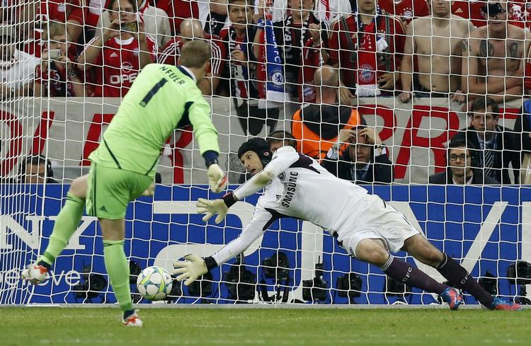 Duel? Målmændene Manuel Neuer og Petc Cech mødes måske til en ny omgang straffespark i en EM-kvartfinale mellem Tyskland og Tjekkiet. I Champions League-finalen scorede Bayern München-spilleren Neuer på Chelsea-keeperen Petr Cech, men det var tjekken der til sidst kunne løfte pokalen. 