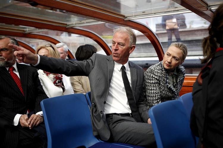 havnefart. Hillary Clinton, USA's udenrigsminister er landet. Hun startede dagen med at sejle en tur i kanalerne i København sammen med udenrigsminister Villy Søvndal (SF). 