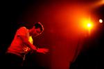 Dry Your Eyes. Mike Skinner ændrede retningen på engelsk popmusik i 00'erne. Siden eksploderede succesen mellem ørerne på ham. Her fra en The Streets-koncert i KB Hallen 2008.