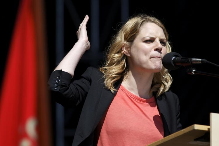 venstrefløjsikon. Politisk ordfører Johanne Schmidt-Nielsen (EL) skældte ud på regeringen under sin 1. maj-tale. 