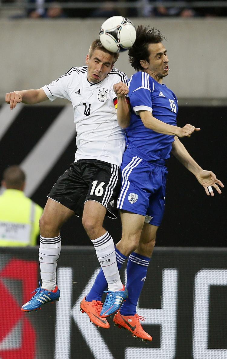 test. Den tyske anfører Philipp Lahm (tv) i hovedstødsduel mod Israels Yossi Benayoun under testkampen mellem de to lande. 