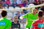 afslappet. Portugals træner Paulo Bento (bagerst) ser på, mens spillerne tager en omgang fodtennis. 