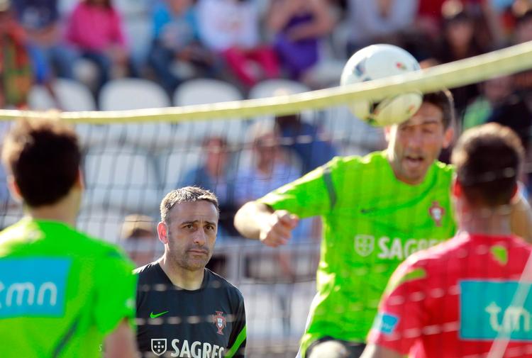 afslappet. Portugals træner Paulo Bento (bagerst) ser på, mens spillerne tager en omgang fodtennis. 