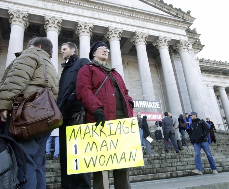 Følsomt. For dele af amerikanerne er det af stor betydning, at ægteskab forbliver mellem en mand og en kvinde. Her en demonstrant i Shoreline i delstaten Washington, som er på vej til at legalisere homovielser. 