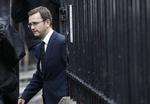 Løgn. Den forhenværende News of the World-redaktør Andy Coulson blev onsdag anholdt. Han er sigtet for at lyve under ed. 