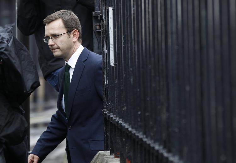 Løgn. Den forhenværende News of the World-redaktør Andy Coulson blev onsdag anholdt. Han er sigtet for at lyve under ed. 