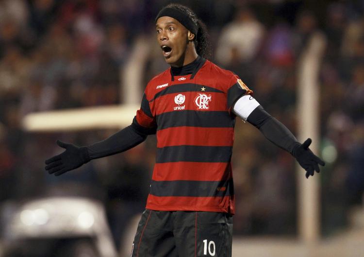 exit. Ronaldinho er blevet løst fra sin kontrakt med Flamengo, hvor han ikke længere var populær blandt fans. En domstol har givet spilleren ret i, at klubben skylder ham adskillige millioner. 