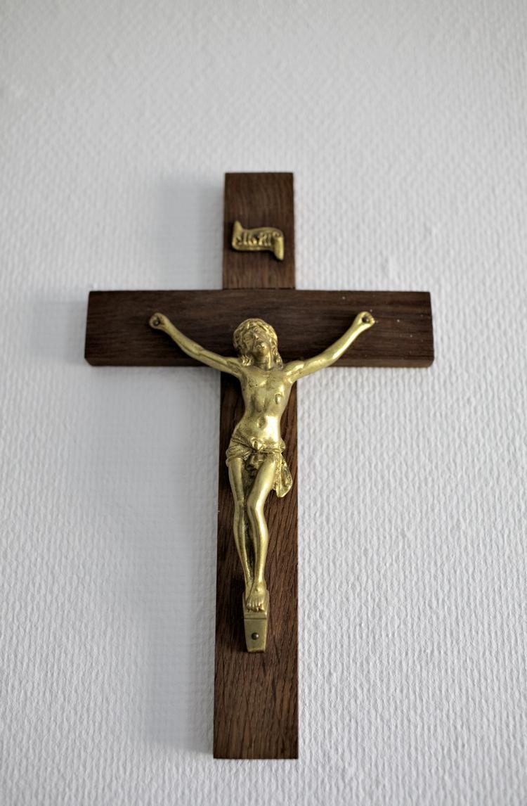 Krucifiksmåltid. Den spanske kunstner Javier Krahe er kommet i modvind for at have stegt Jesus. 