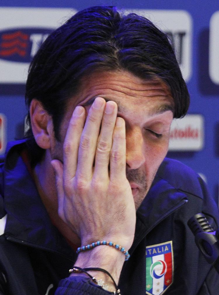 fix. Den italienske EM-målmand Gianluigi Buffon blev træt af journalisternes spørgsmål under pressemødet onsdag, hvor han første gang blev konfronteret med anklager om aftalt spil. 